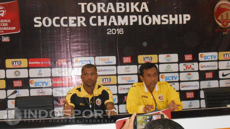 Hilton Moreira dalam sebuah jumpa pers setelah melawan Arema. Copyright: &copy; Muhammad Effendi/INDOSPORT